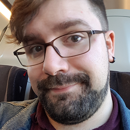 Foto von Der Schilderich, ein lächelnder weißer Mann mit dunklem Haar, Dreitagebart und Brille